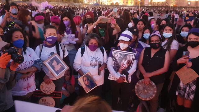 Familias de víctimas de feminicidio en la marcha feminista del 8 de marzo de 2022