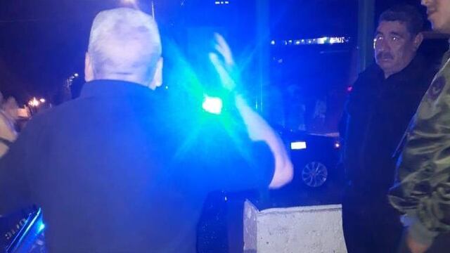 Hombre discute con policías tras arresto por tirar basura en calles de Toluca, Estado de México