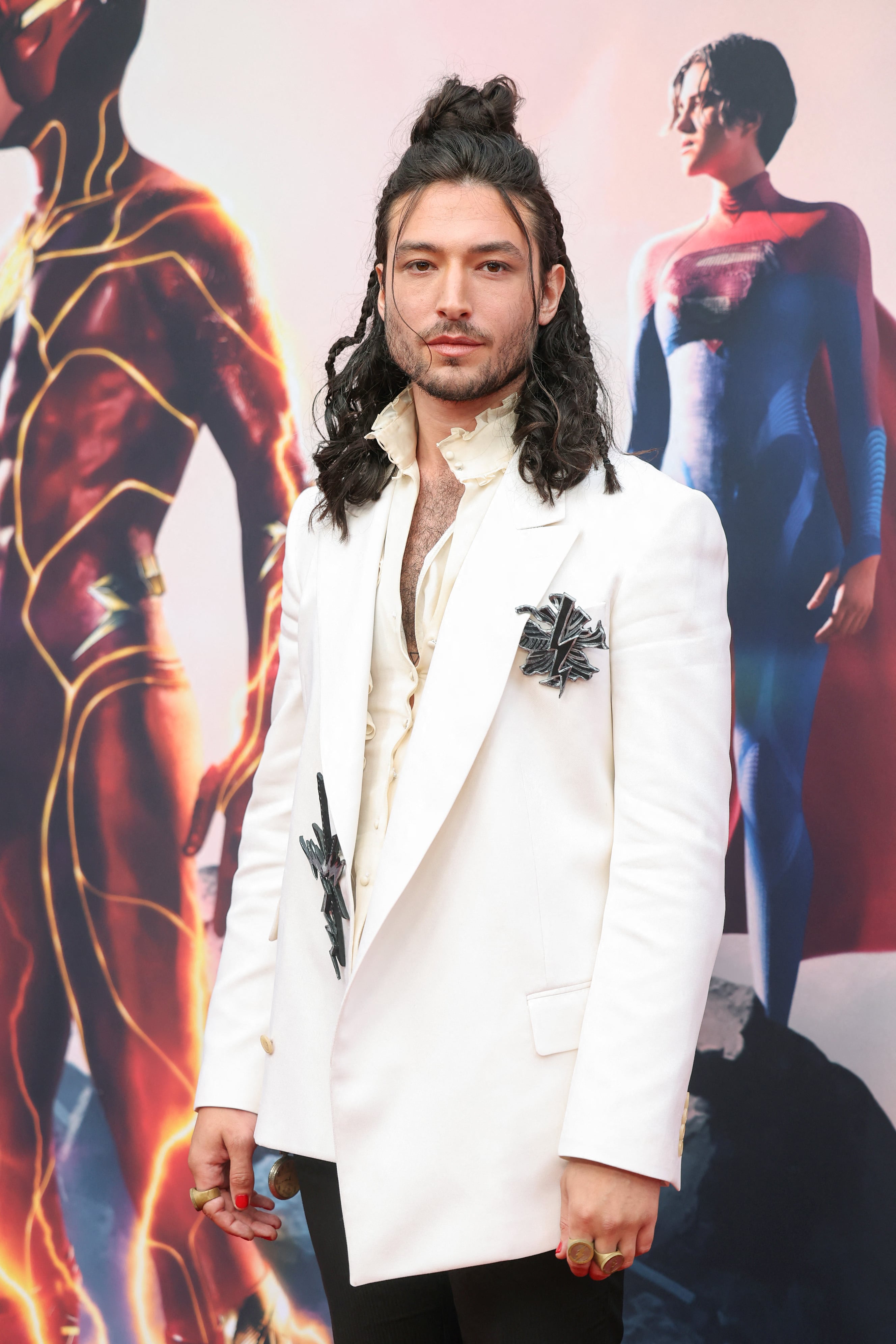 Ezra Miller reaparece con look renovado en estreno de The Flash (FOTOS)