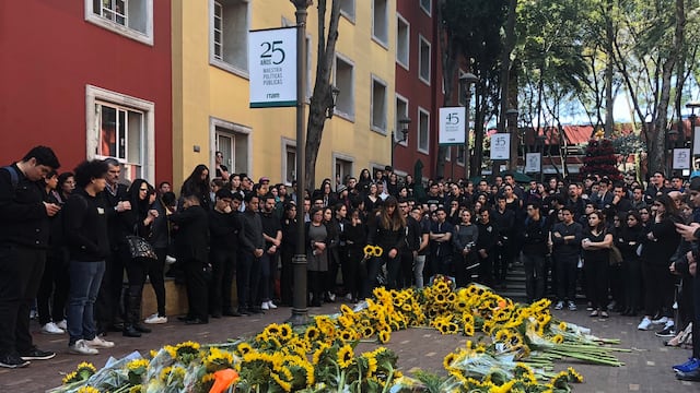 Alumnos del ITAM en el homenaje a su compañera Fernanda.