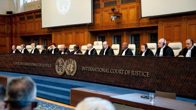 El panel de jueces, con el Presidente Nawaf Salam (C), en la Corte Internacional de Justicia de La Haya, Países Bajos