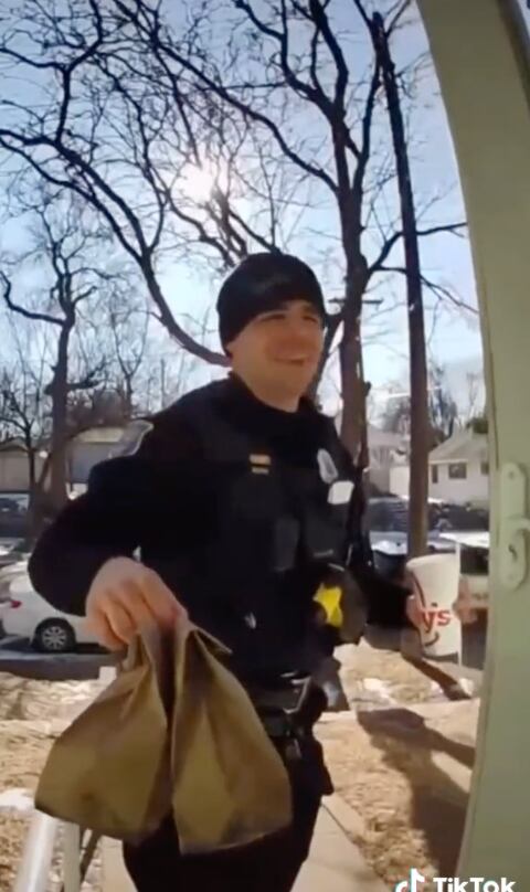 Detienen a repartidor y policía entrega pedido