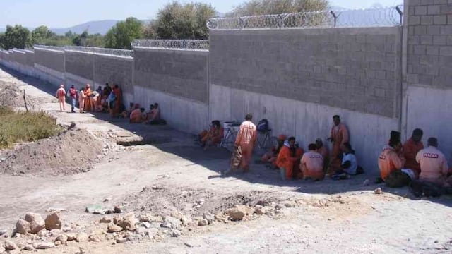 Trabajadores de la obra del bardeado perimetral durante un paro de labores.