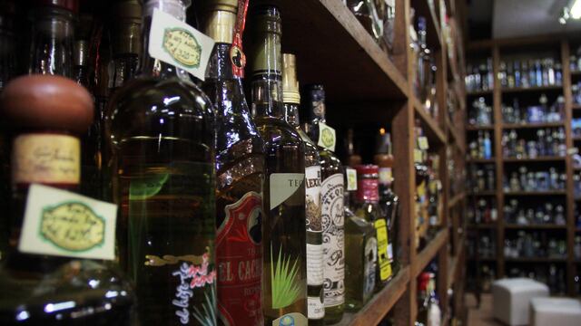 Botellas de tequila en una tienda de Tlaquepaque, Jalisco
