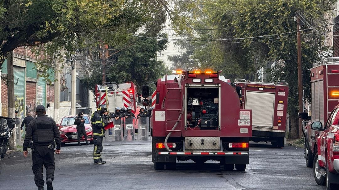 Incendio en Ampliación San Juan de Aragón: Bomberos controlan fuego en bodega de escobas