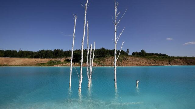 lago tóxico azul