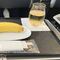 Pide comida vegana en el avión y le entregan solamente un plátano con cubiertos