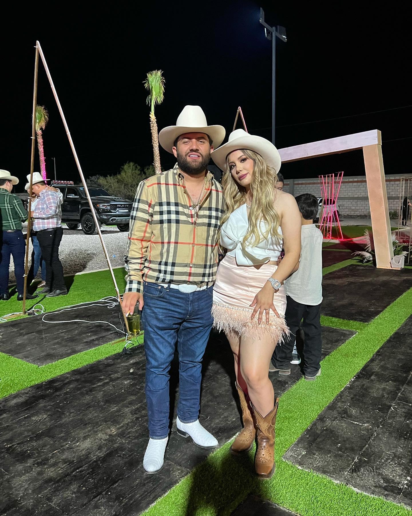 Luis R. Conriquez, cantante de corridos tumbados, con su exesposa.