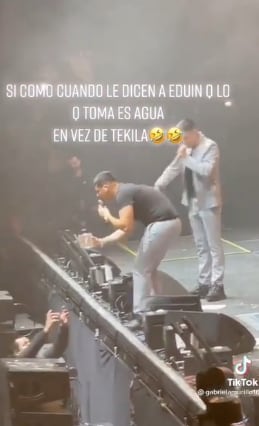 Eduin Caz genera polémica al compartir botella de tequila con su público