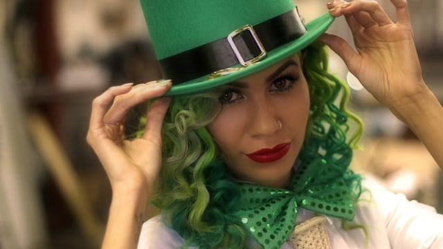 Mujer vestida de verde