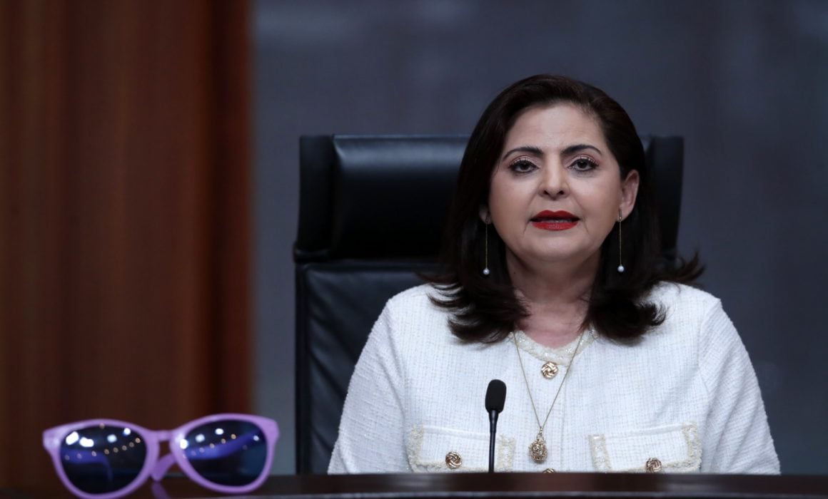 Los lentes violeta de la presidenta del tribunal electoral