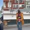 VIDEO: Señora entrena a ejército de perros para acosar skates y TikTok se pregunta si es heroína o villana