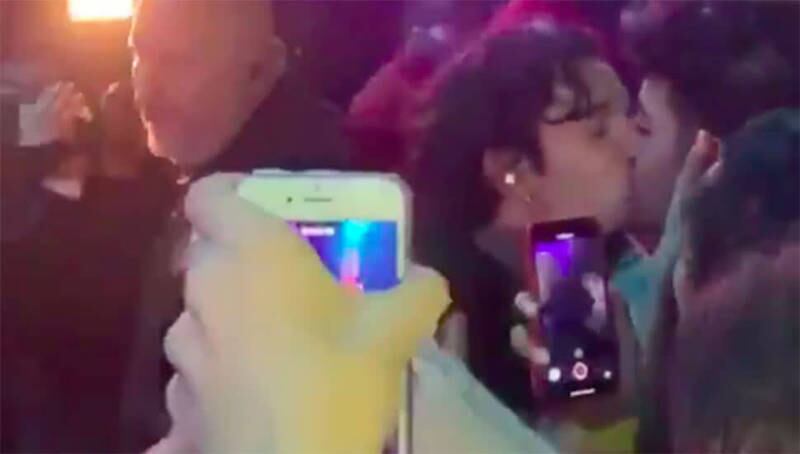 Cantante de The 1975 sorprende a fan con un beso y desafía las leyes homofóbicas de Dubái