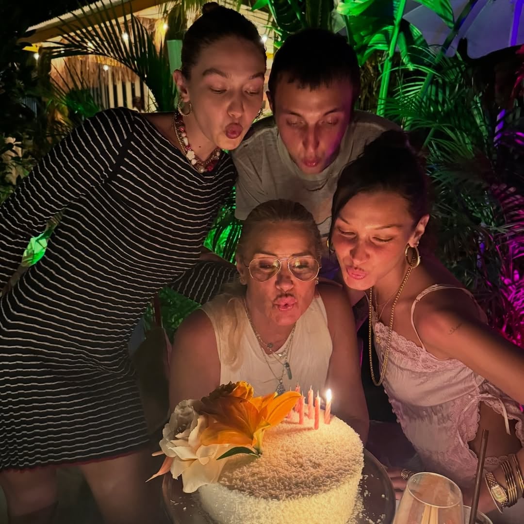 Bella Hadid con sus hermanos y su mamá.
