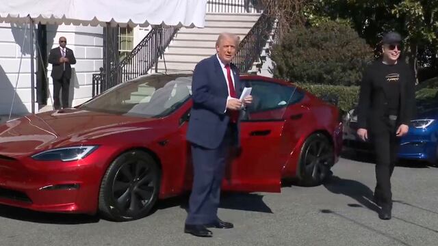 Donald Trump cumple compra y elige un Tesla S Plaid color rojo satín