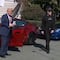 Donald Trump le compra un Tesla a Elon Musk para ayudarlo con su crisis: La prueba de manejo en la Casa Blanca