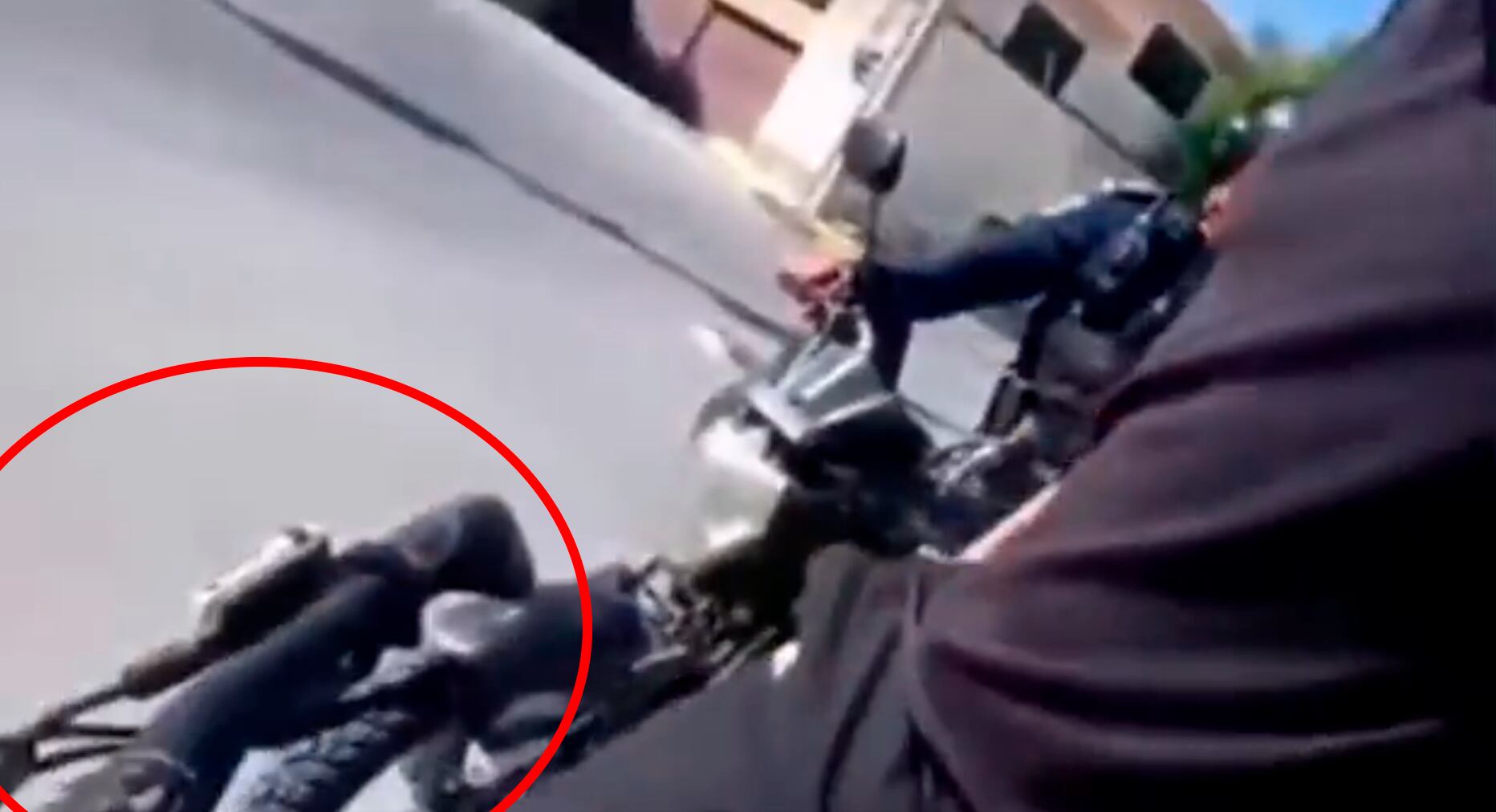 Captura de video de ciclista detenido por policías por ir en exceso de velocidad en Chiapas