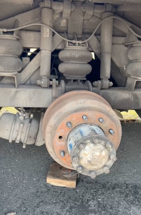 Camión de Edwin Luna y La Trakalosa perdió una llanta