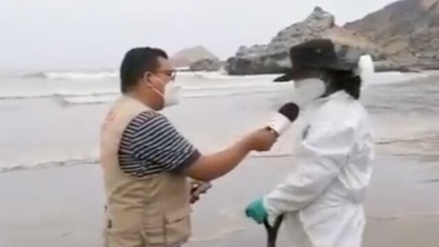 Periodista entrevista a trabajador