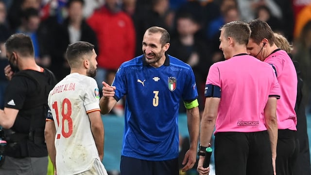 Giorgio Chiellini y Jordi Alba