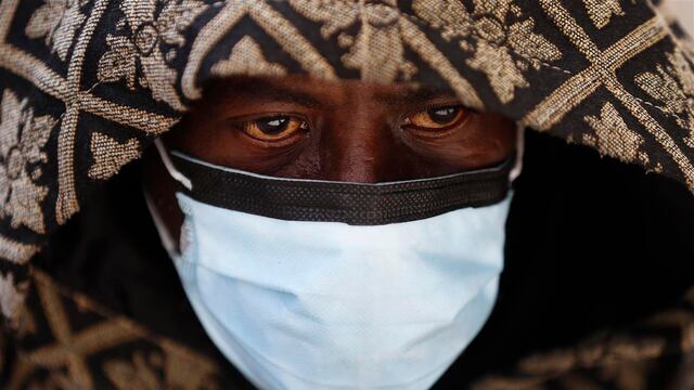 Norteamericano utiliza cubrebocas para protegerse del coronavirus.