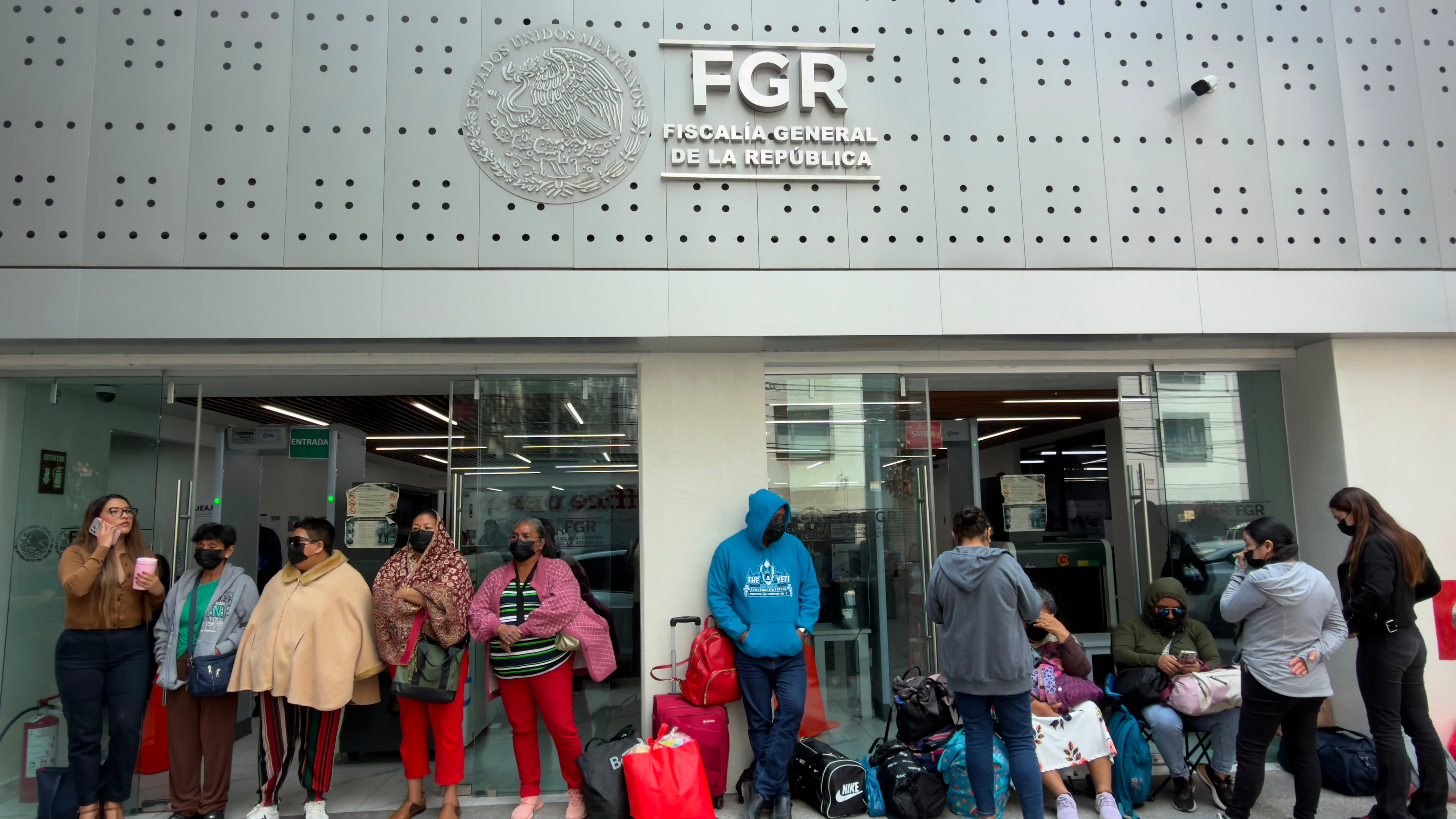 Colectivos de desaparecidos de Michoacán, Veracruz y Colima toman sede de la FGR