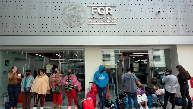 Colectivos de desaparecidos de Michoacán, Veracruz y Colima toman sede de la FGR