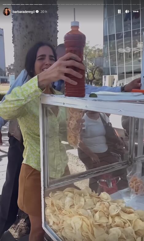 Bárbara de Regil se despacha en puesto de papas; el vendedor no estaba.