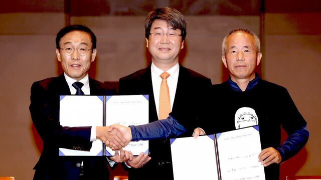 El co-director ejecutivo de Samsung Electronics, Kinam Kim le da la mano a Hwang Sang-ki, padre de uno de los afectados.