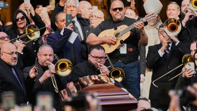 Trombonistas despiden a Willie Colón durante su funeral en Nueva York