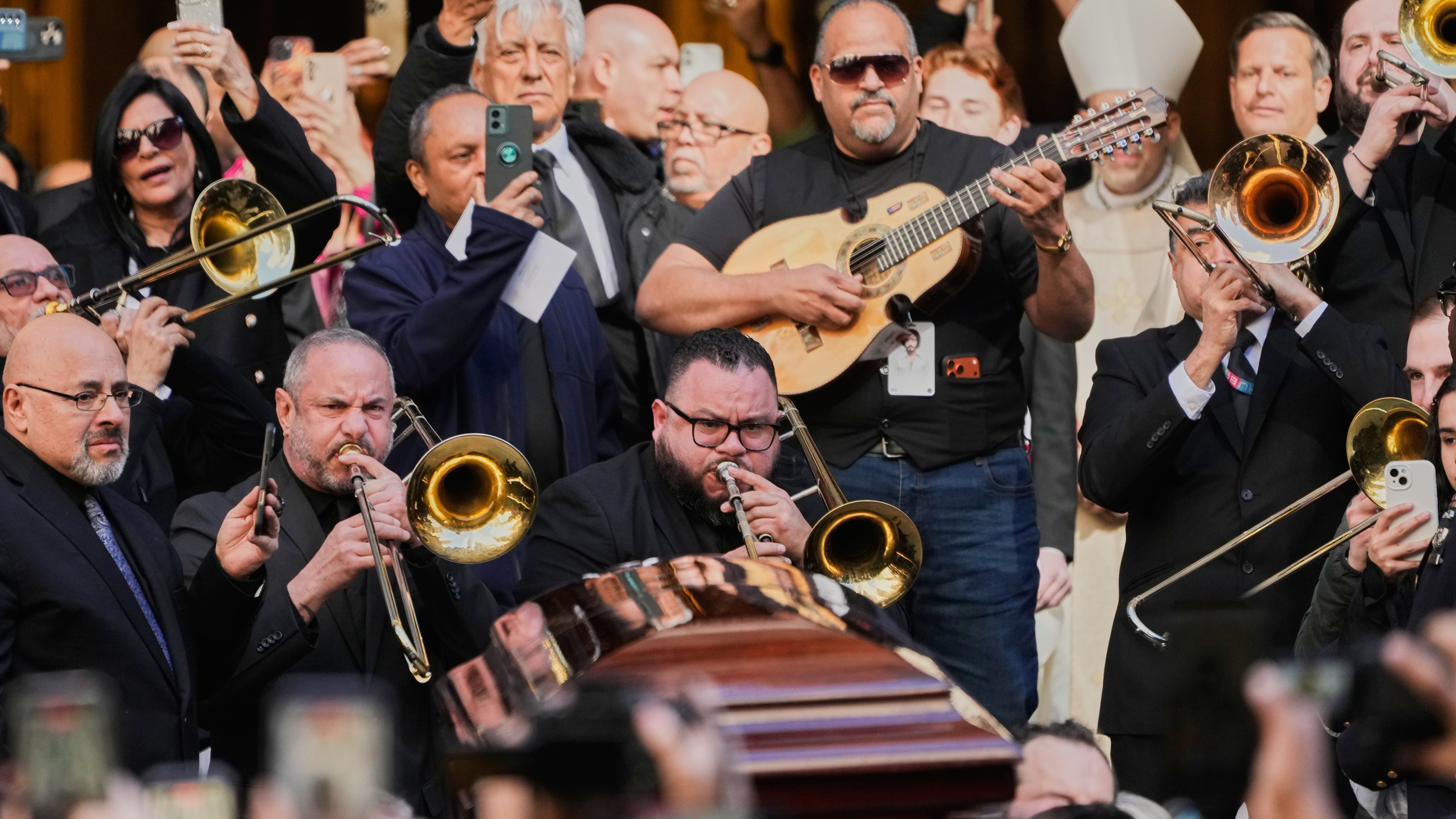 Trombonistas despiden a Willie Colón en Nueva York durante su emotivo funeral