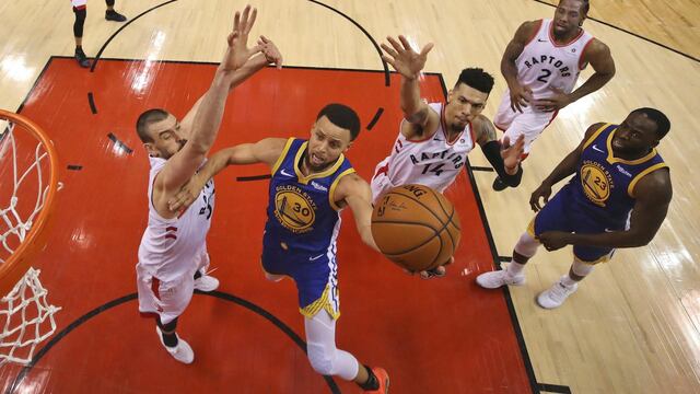 Curry terminó la noche con 23 unidades