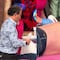 Raúl Araiza le echa líquido en el trasero a Paul Stanley en venganza por cruel comentario (VIDEO)