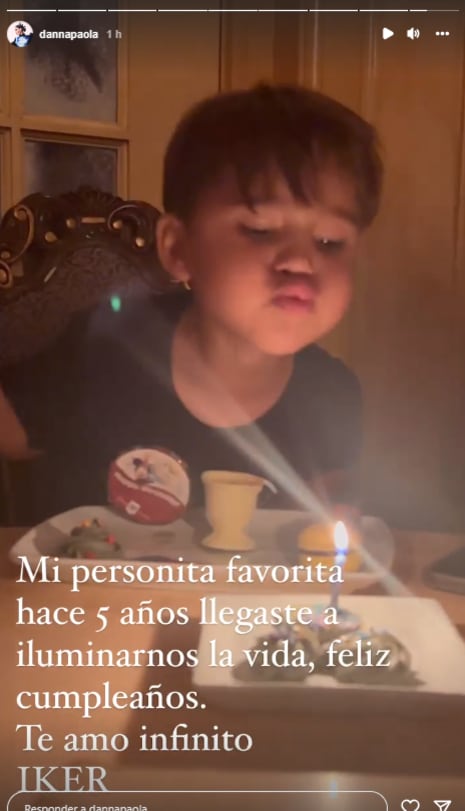 Danna Paola festeja a su sobrino en Disneylandia.