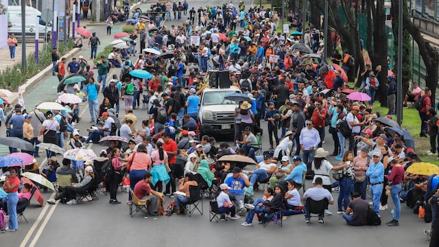 Operativo en CDMX retira tubos, mazos y cohetones durante protestas de la CNTE