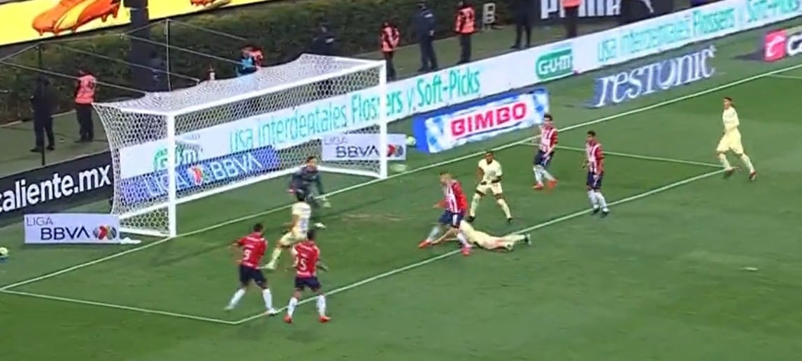 La Morsa Flores acerca a Chivas en el marcador con el 2-4.