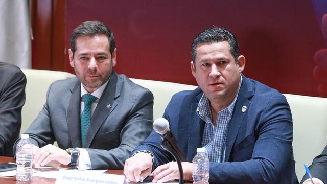 Diego Sinhue Rodríguez a la derecha