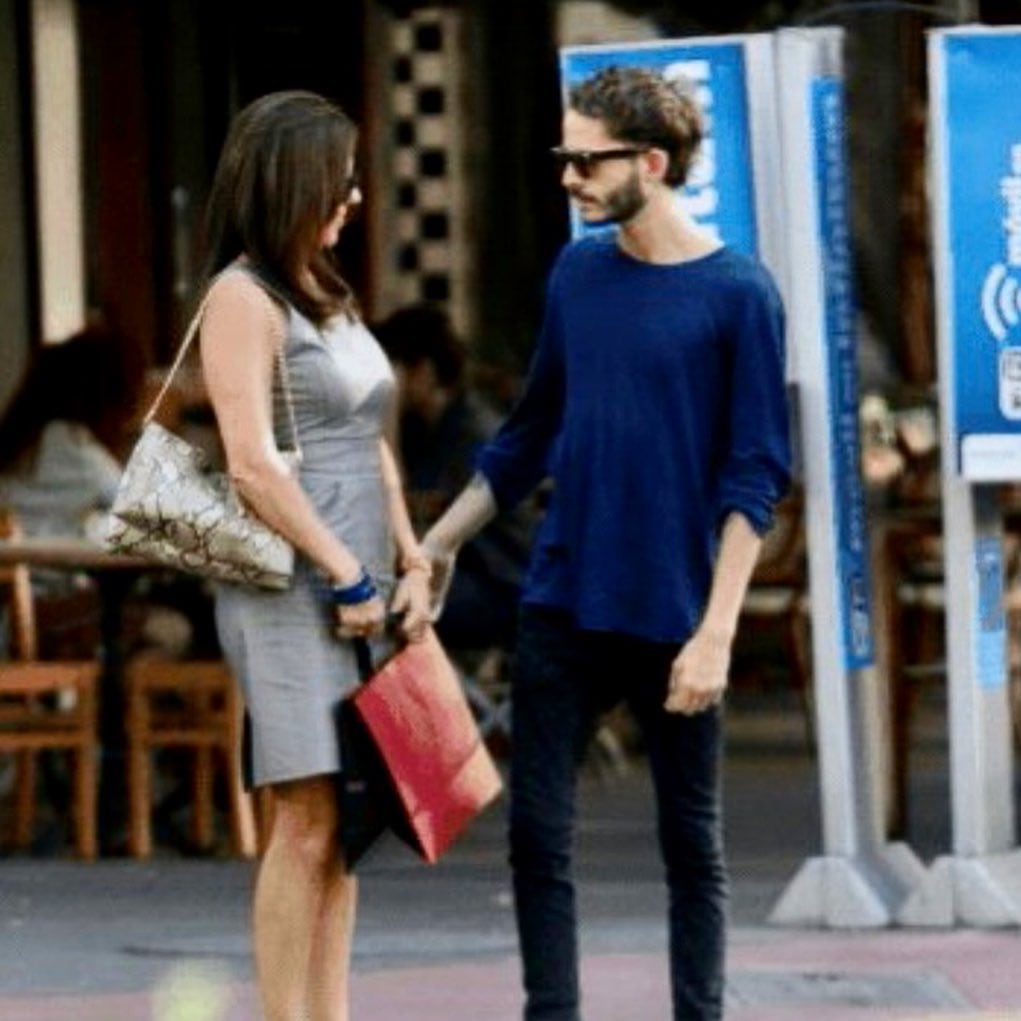 Rebecca Jones y su hijo Maximiliano Camacho