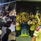 Fans del Club América sacuden patrulla de la Guardia Nacional durante los festejos