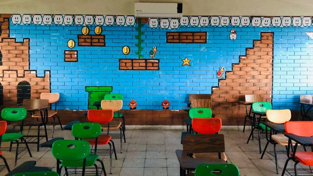 Maestro convierte salón en escenario de Mario Bros