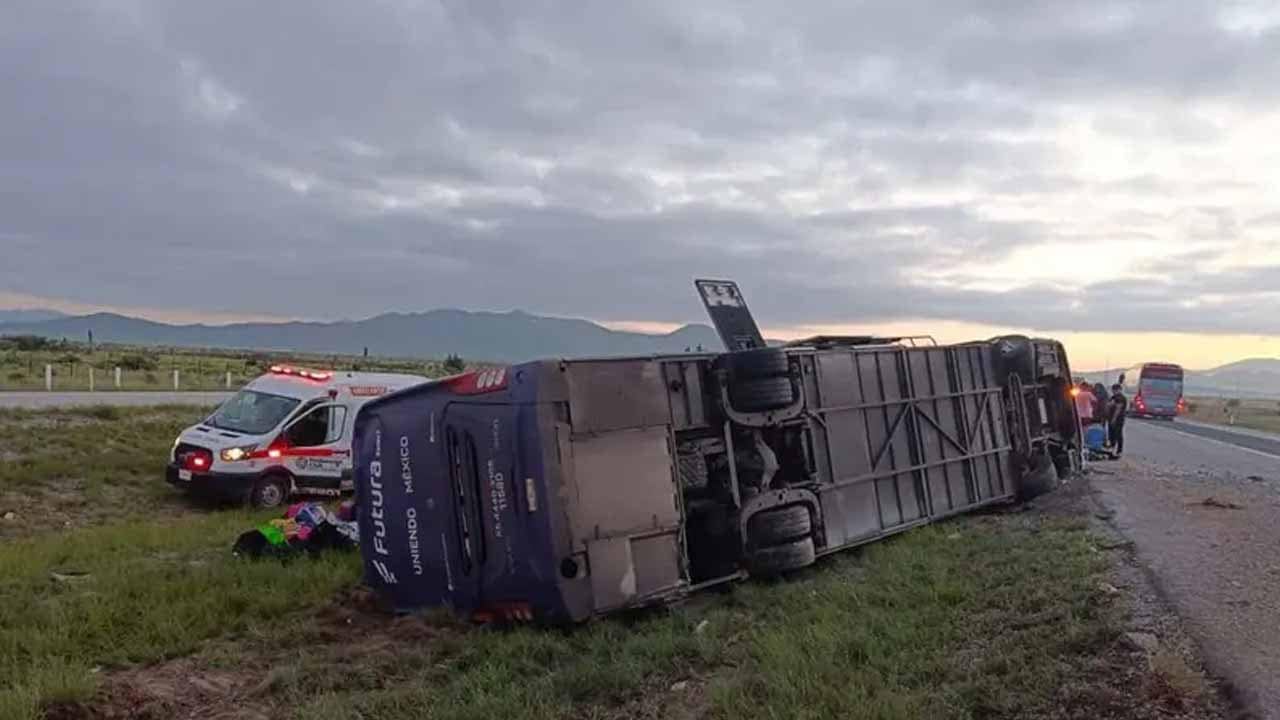 Accidente de camión de pasajeros en Galeana, Nuevo León, deja 8 muertos y 29 lesionados