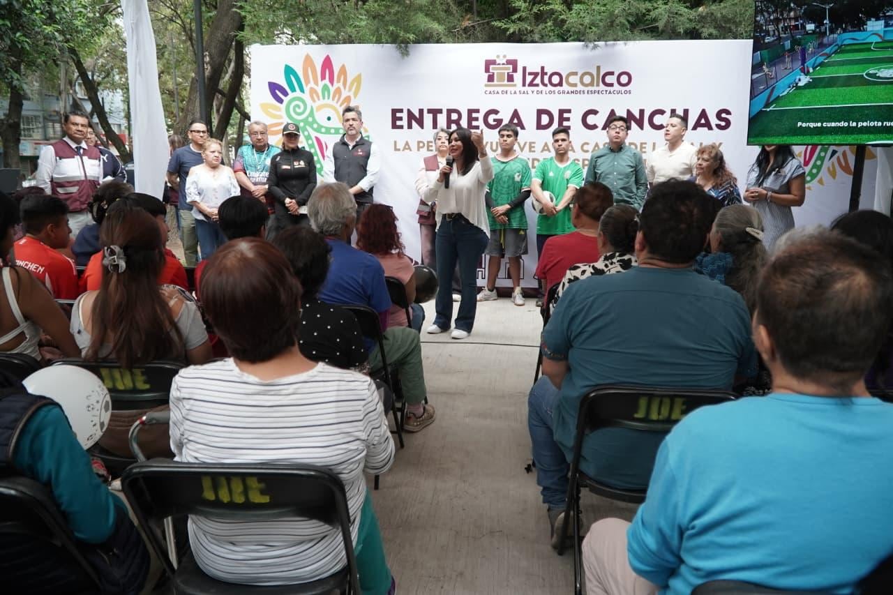Iztacalco estrena 42 canchas de futbol rehabilitadas con apoyo de Clara Brugada.