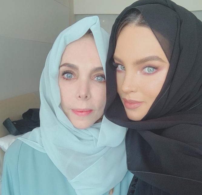 Belinda Schüll junto a su hija Belinda