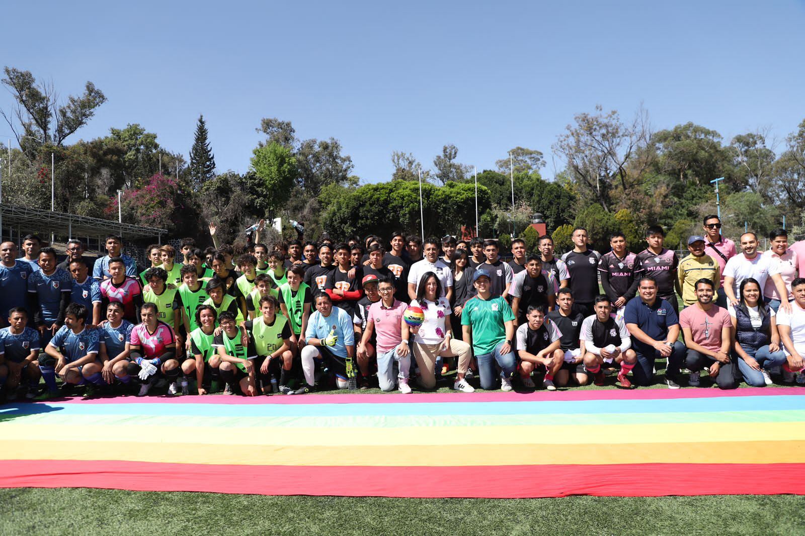 Lía Limón conmemora el Día Internacional contra la Homofobia en el Fútbol
