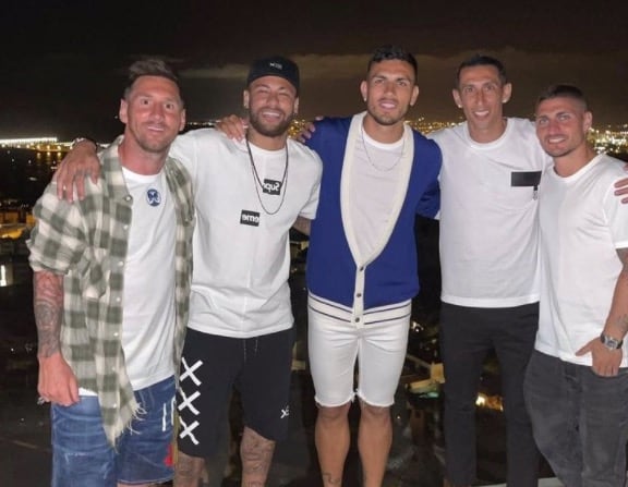 Neymar junto a Neymar y otros jugadores del PSG