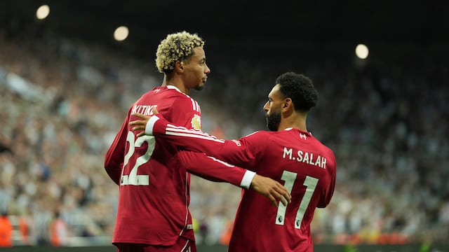 Hugo Ekitike y Mohamed Salah.