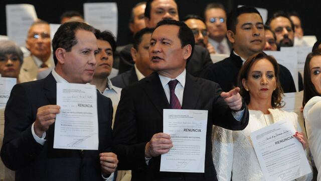 Con cartas de renuncia en mano, los senadores Miguel Ángel Osorio Chong, Claudia Ruiz Massieu y Eruviel Ávila anunciaron su separación del PRI.
