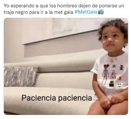 Meme sobre traje negro en Met Gala 2021.