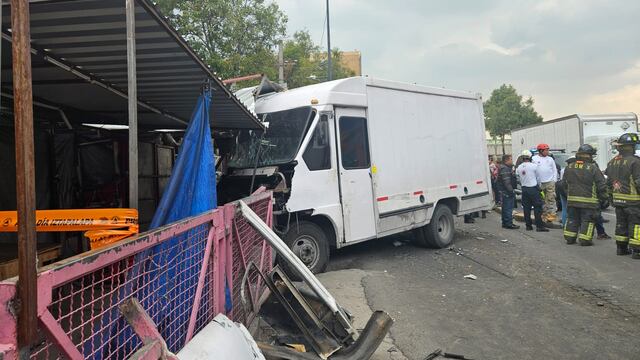 Una camioneta de carga chocó en contra de un paradero de estación en Constitución de 1917