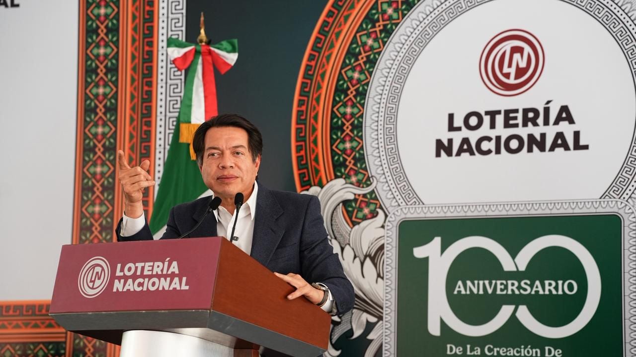 Mario Delgado y Olivia Salomón develan billete por 100 años de secundarias